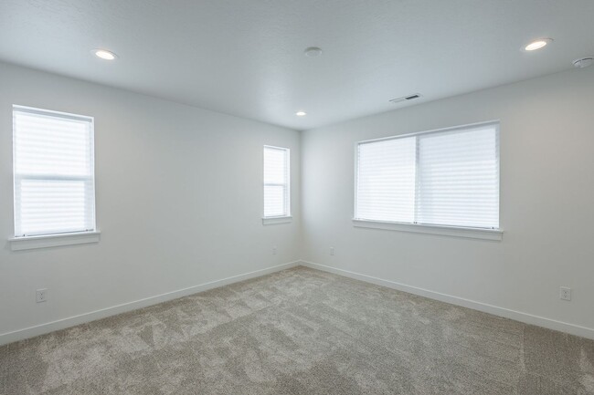 Building Photo - Brand New 3 bed 2.5 bath with flex room No...