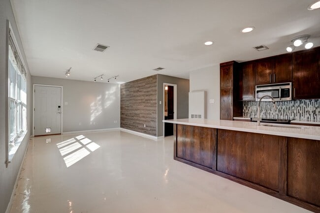 Building Photo - 2450 Ashdale Dr
