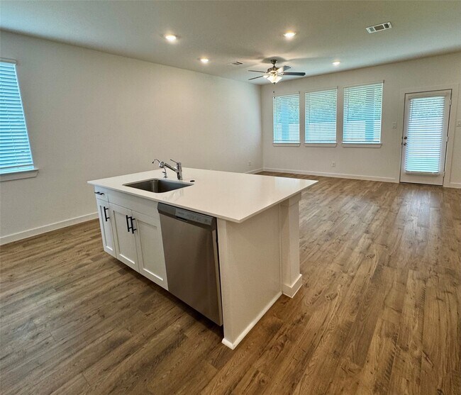 Building Photo - 2142 Olivos St