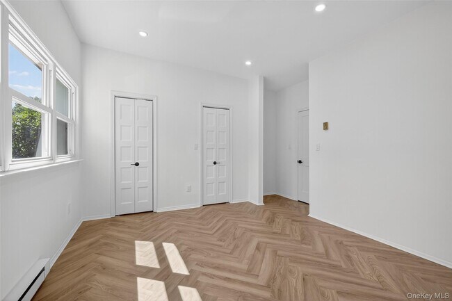Building Photo - 8 Roundtree Ct