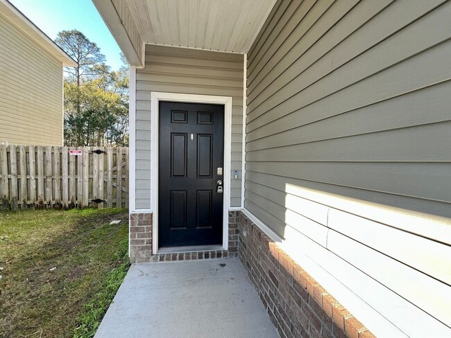 Building Photo - AVAILABLE EARLY APRIL 2026! (Pet Friendly)