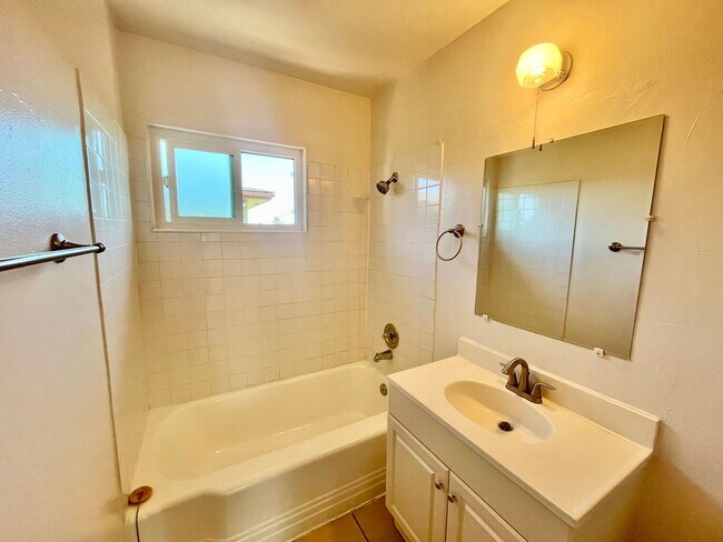 Building Photo - Upstairs 1 Bedroom Apt with 1-Car Garage N...