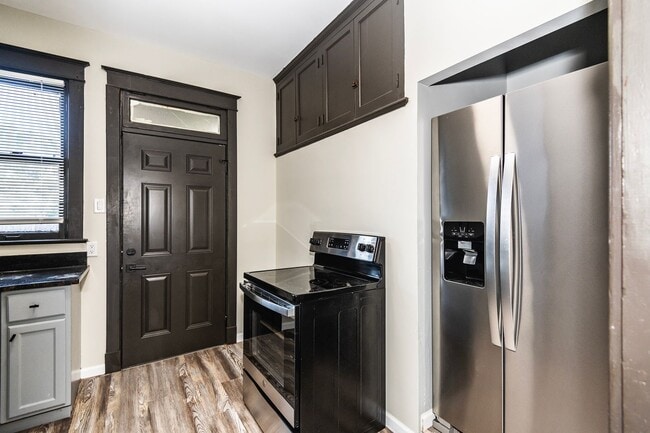 Building Photo - Beautiful Renovated 2 Bed 1 Bath Home