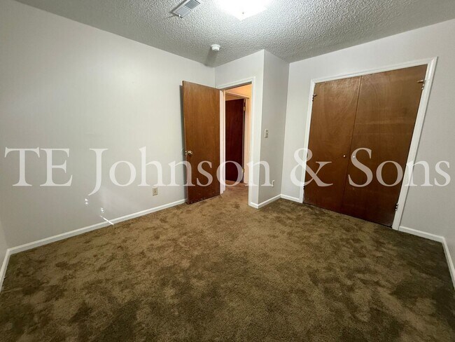 Building Photo - 2570 Green Oaks Ct SE
