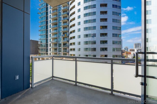 Building Photo - 527 Tenth Ave