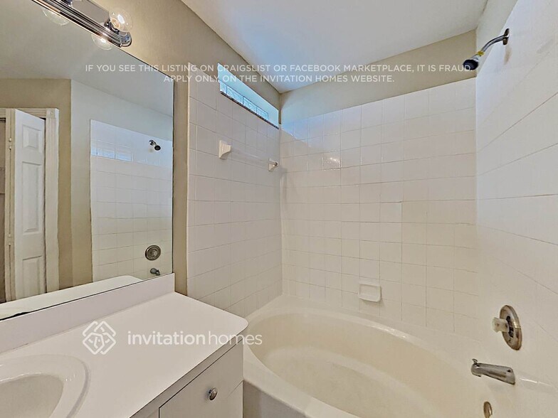 Building Photo - 5861 Meadowpark Pl