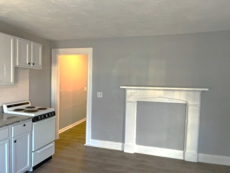 Building Photo - 1295 Main St