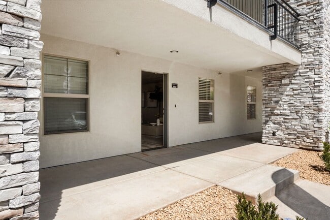 Building Photo - Beautiful End Unit