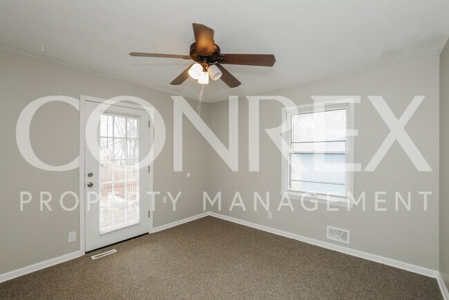 Building Photo - 3 bdrm, 2.5 bath side to side split!