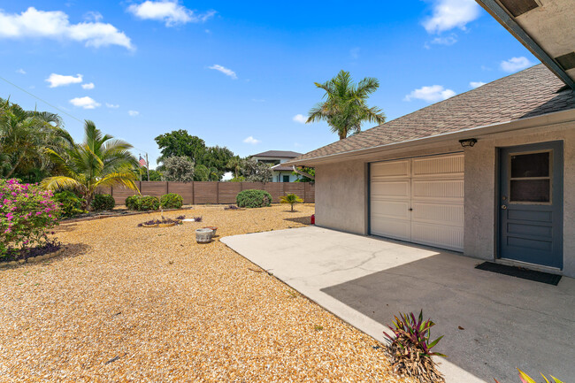 Building Photo - 4519 SE Pompano Terrace