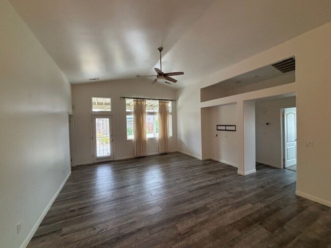 Building Photo - Immaculate 3 Bedroom / 2.5 Bathroom + Offi...