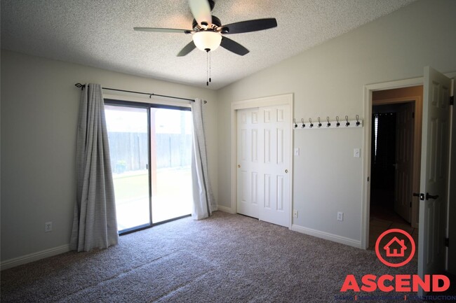 Building Photo - Cozy Home Located In Oildale!