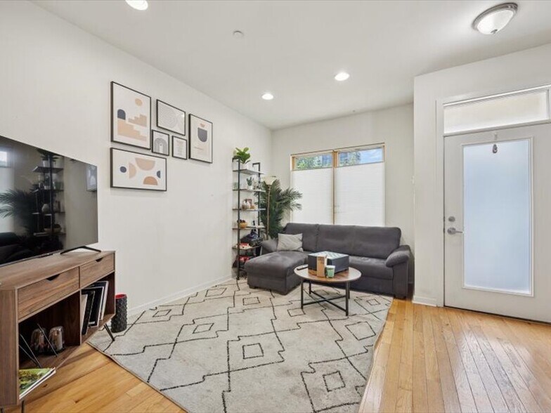 Building Photo - 928 S 15th St