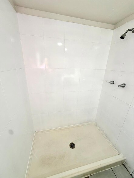 Building Photo - 3880 Woodside Dr