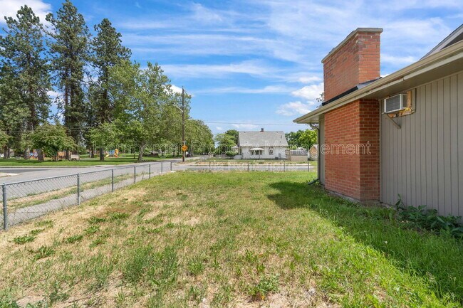Building Photo - 3939 N Mayfair St