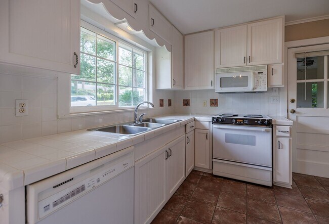 Building Photo - 208 Pinecrest Ln