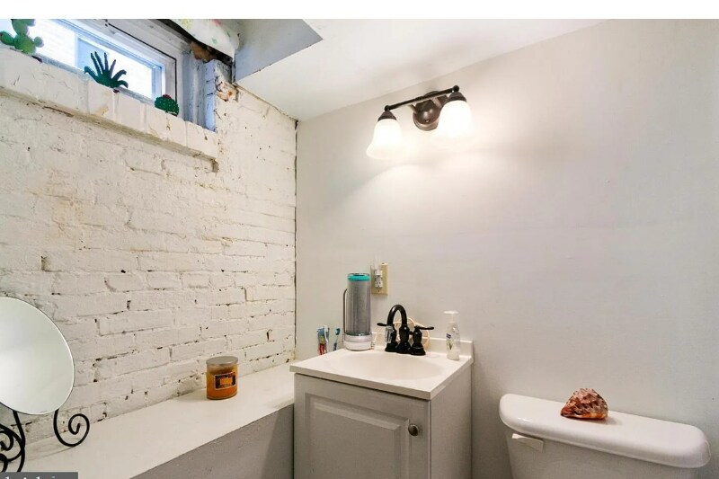 Building Photo - 107 N Port St