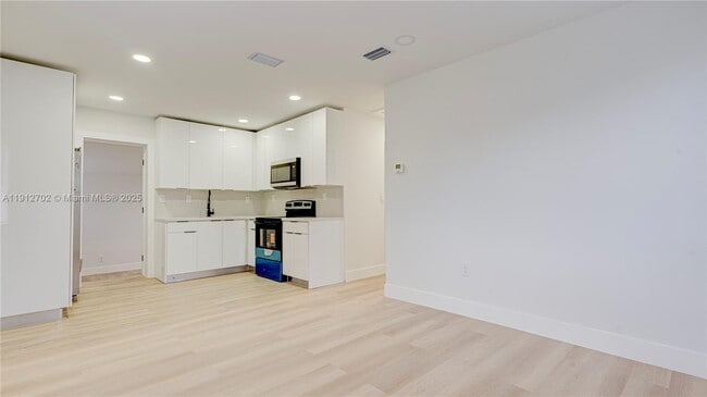 Building Photo - 3331 NW 8th Pl