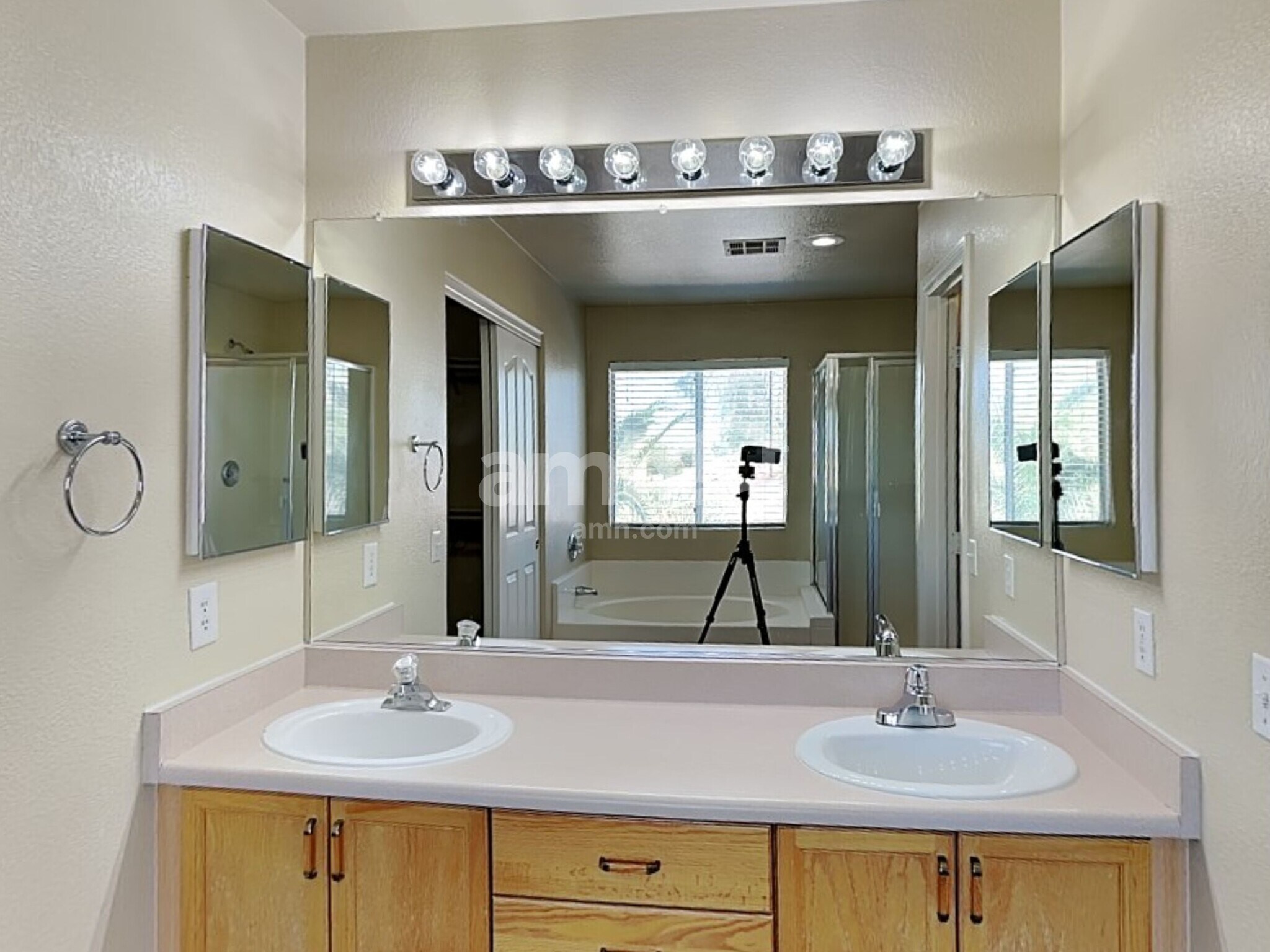 Building Photo - 924 Country Skies Ave