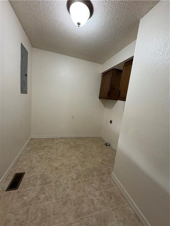 Building Photo - Spacious 4 bedroom, 2.5  bath house near B...