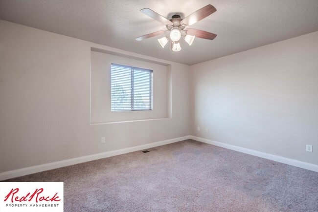 Building Photo - 3 Bedroom Townhome In Southgate Community