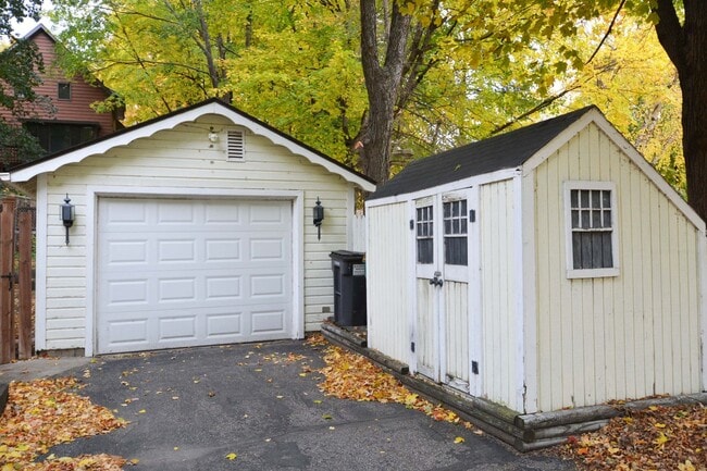 Building Photo - Charming, Furnished 1 Bed + Loft - Great L...