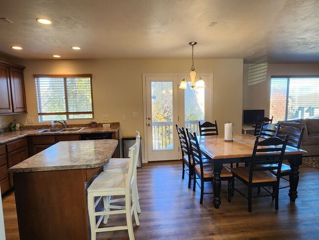 Building Photo - Great 5 Bed 2.5 Bath Home Newly Remodeled