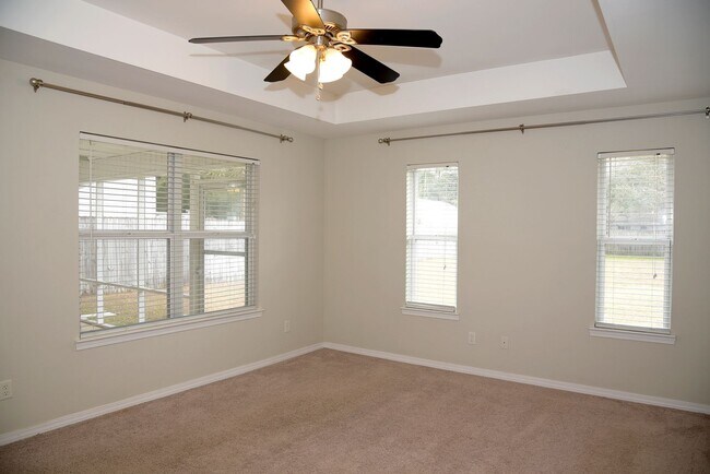 Building Photo - Central Niceville Home with Lawncare Included!
