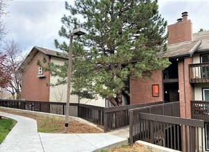 Building Photo - 1 Bedroom, 1 Bath Condo Available Sept 4st...