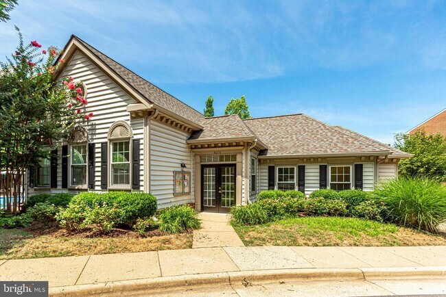 Building Photo - 2430 Garnett Dr