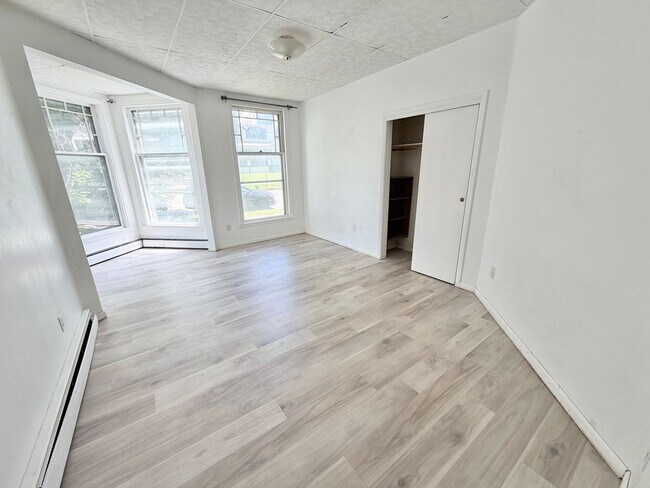 Building Photo - 3 Bedroom Apartment Superior South End Location Burlington Available 7/1