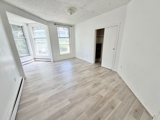 Building Photo - 3 Bedroom Apartment Superior South End Location Burlington Available 7/1! OFF STREET PARKING + LA...