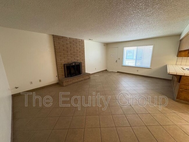 Building Photo - 1748 E Laura Ave