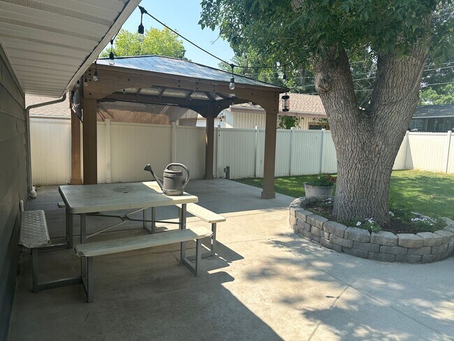 Building Photo - 5 bedroom 2 1/2 bath home for rent
