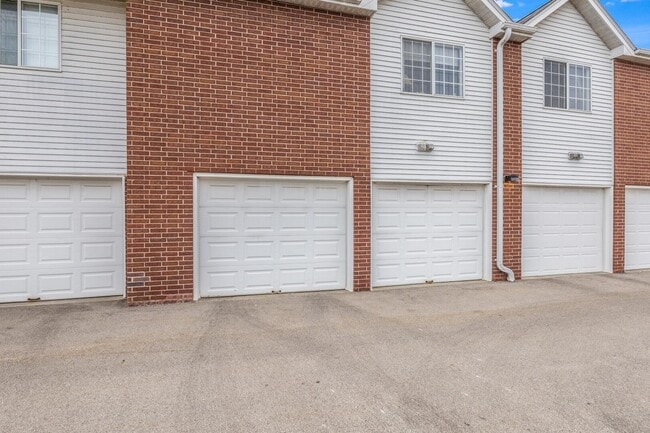 Building Photo - 8055 Lexington Pl