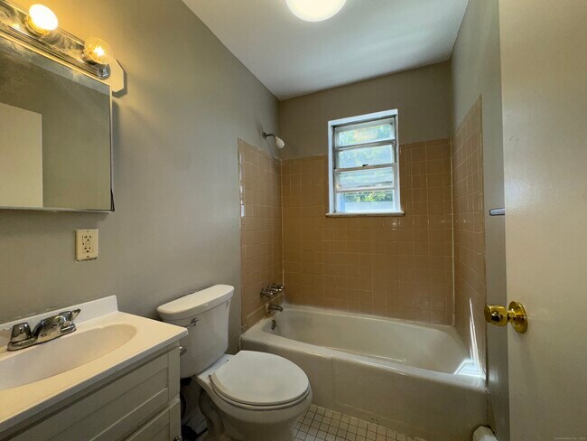 Building Photo - 145 Cowles St