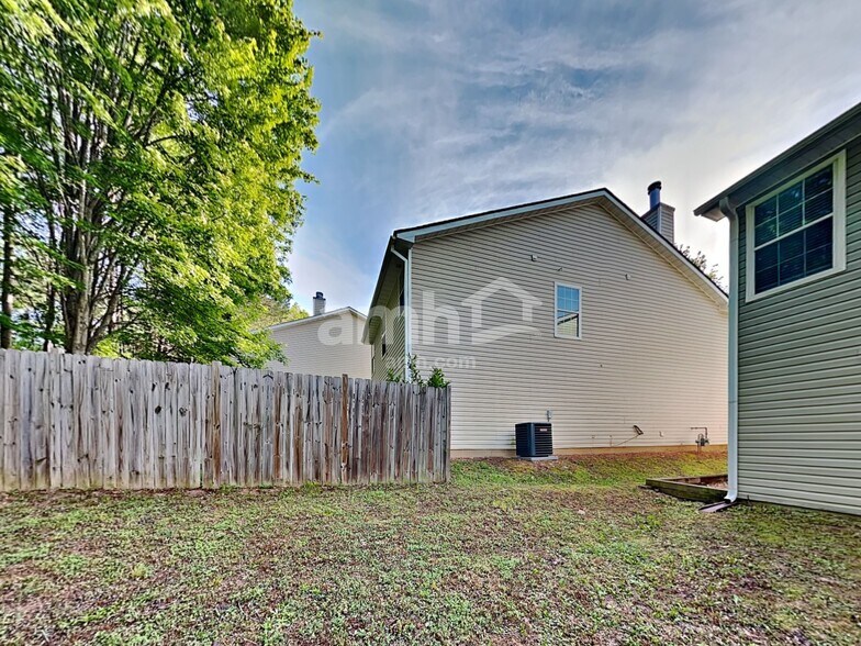 Building Photo - 131 Hidden Creek Dr