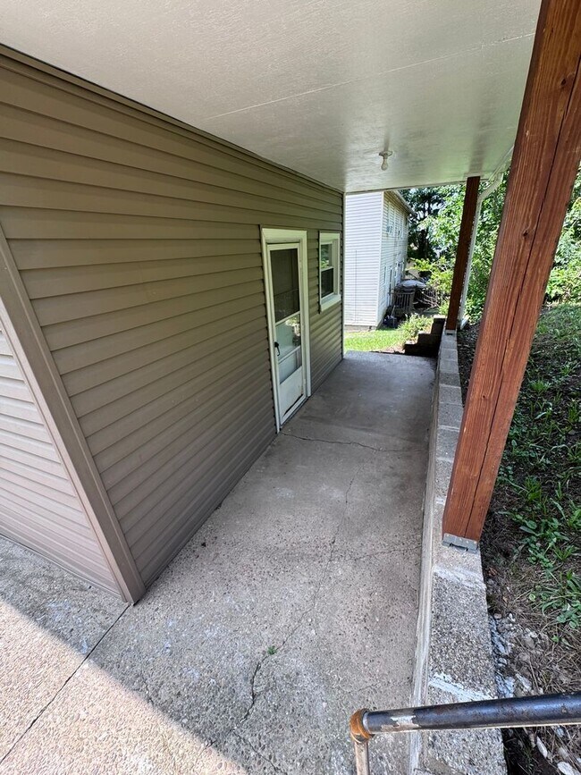 Building Photo - Fully Updated 3-Bed 1-Bath House w/ Covered Porch in Christy Park!!!