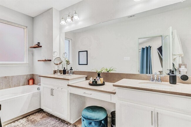 Building Photo - 430 Pasco Rd