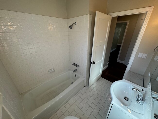 Building Photo - 2 bedroom | 1 bathroom | Tahoe Park single...