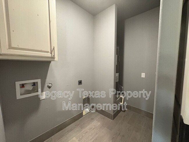 Building Photo - 216 Cleveland St