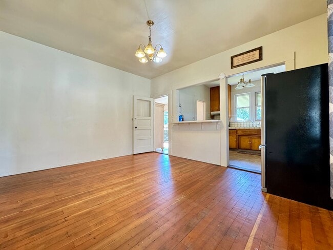 Building Photo - 2 Story home close to downtown