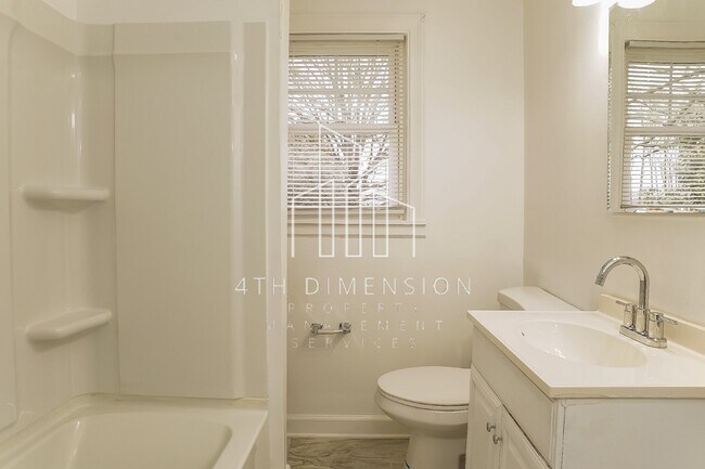 Building Photo - Charming 3 Bed Home with Spacious Layout i...
