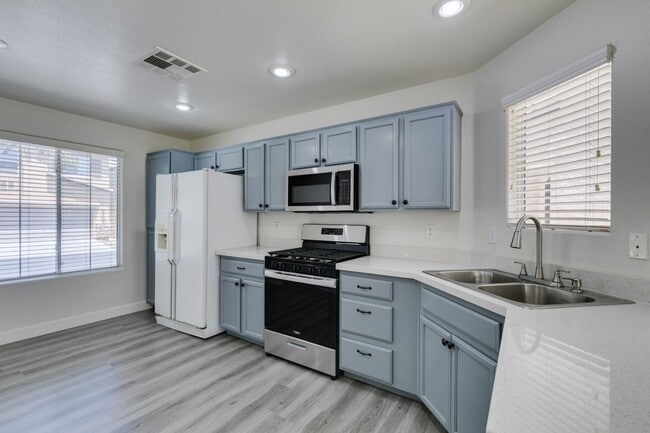 Building Photo - NEWLY UPDATED 4 BEDROOM HOME IN THE SOUTHWEST
