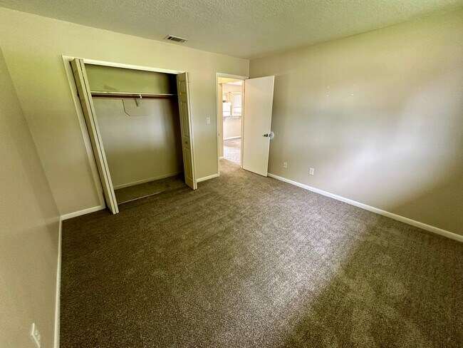 Building Photo - 202 N Grannis Ave