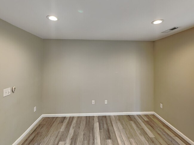 Building Photo - 43 W 8th Ave