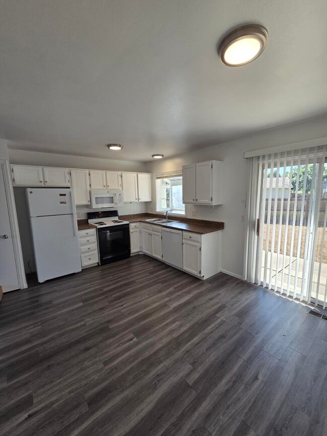Building Photo - Inviting 3-Bedroom Home with Expansive Backyard on a Peaceful Cul-de-Sac | Available Now!!