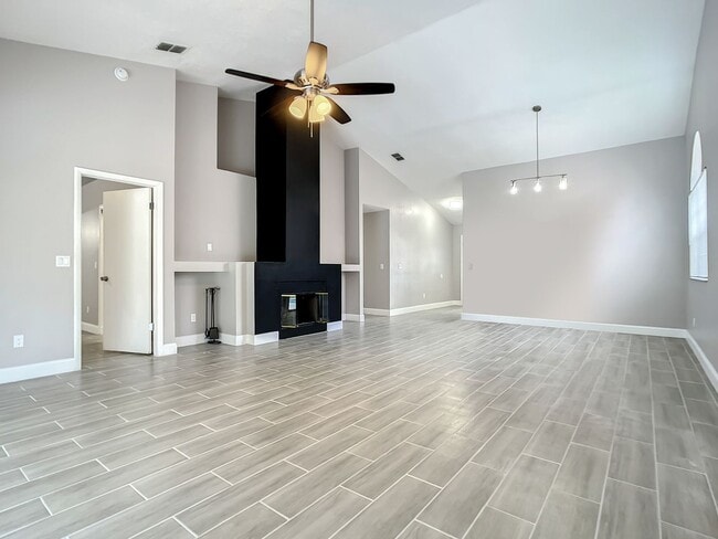 Building Photo - Beautiful 3 Bedroom, 2 Bath POOL Home with 2-Car Garage in the Heart of Hunters Creek!