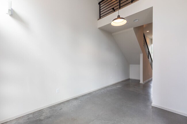 Building Photo - Stylish 3 BR/ 2/5 BA townhouse in Seattle