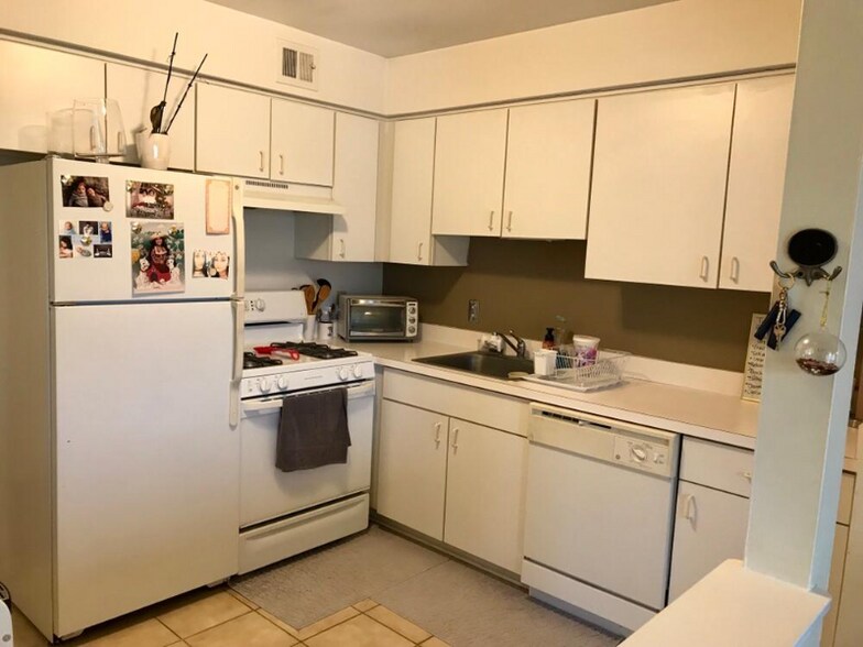 Building Photo - 426 N Fox Hills Dr
